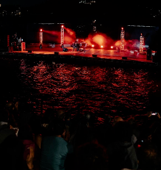 PALCO GALLEGGIANTE: A CERNOBBIO IL GRAN FINALE BETALES ALL’ALBA, BLUES INTERNAZIONALE E TANGO